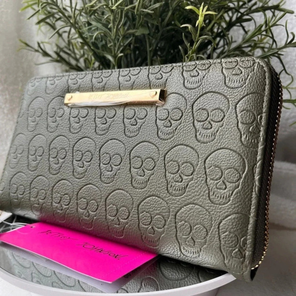 Betsey Johnson Army Green Skull Embossed Zip Around Long Wallet Wristlet Nwt